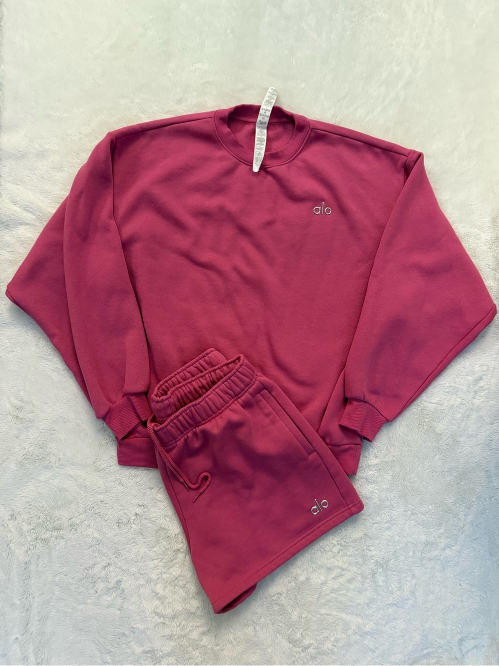 Alo Accolade set - Crewneck Sweatshirt & Shorts in Paradise Pink Size Large